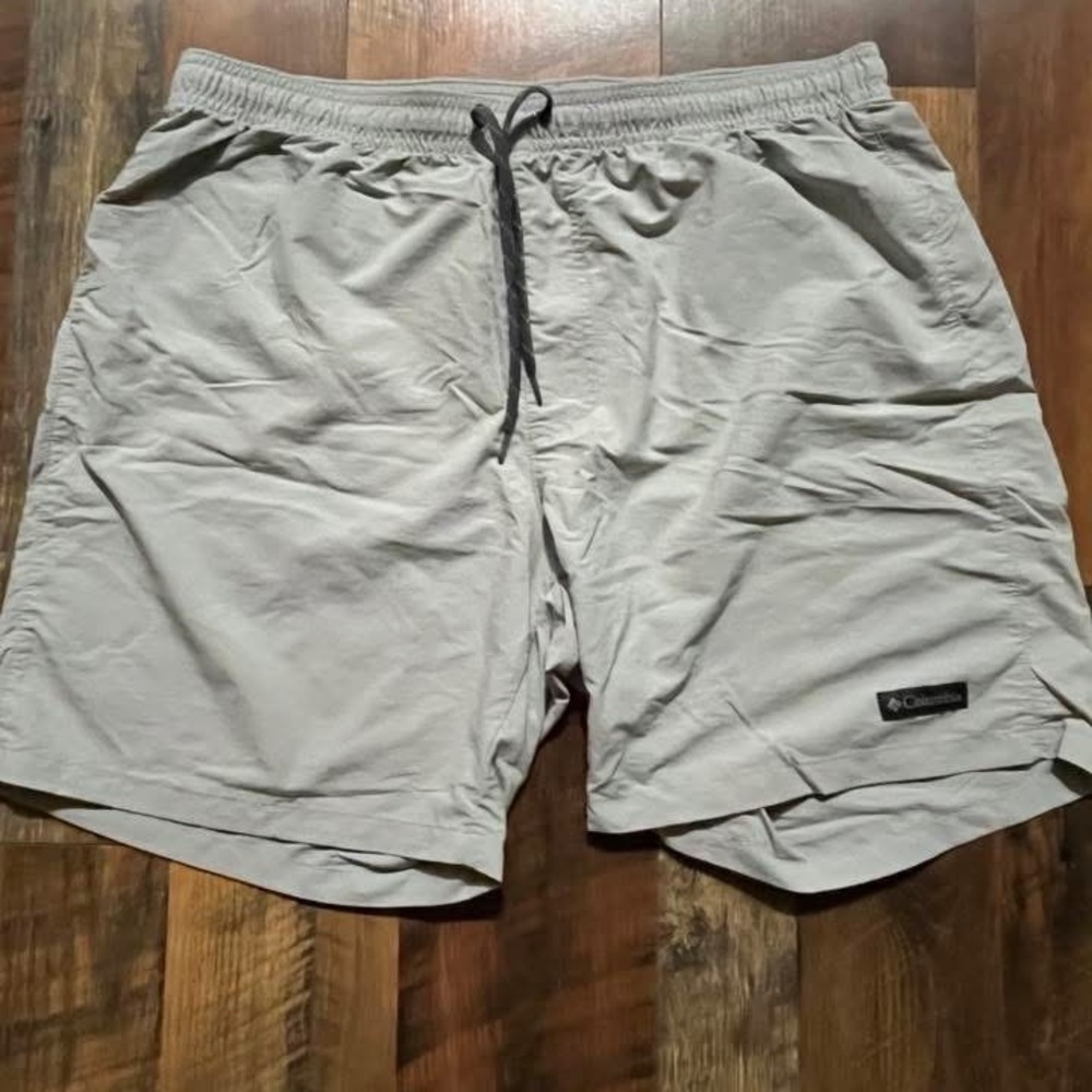 Columbia Men's Hybrid Shorts in Light Gray